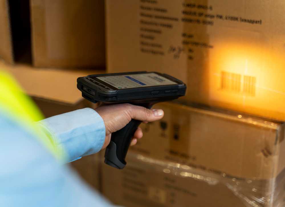 Use barcode scanner to scan barcode of inventory to update inventory information in real time