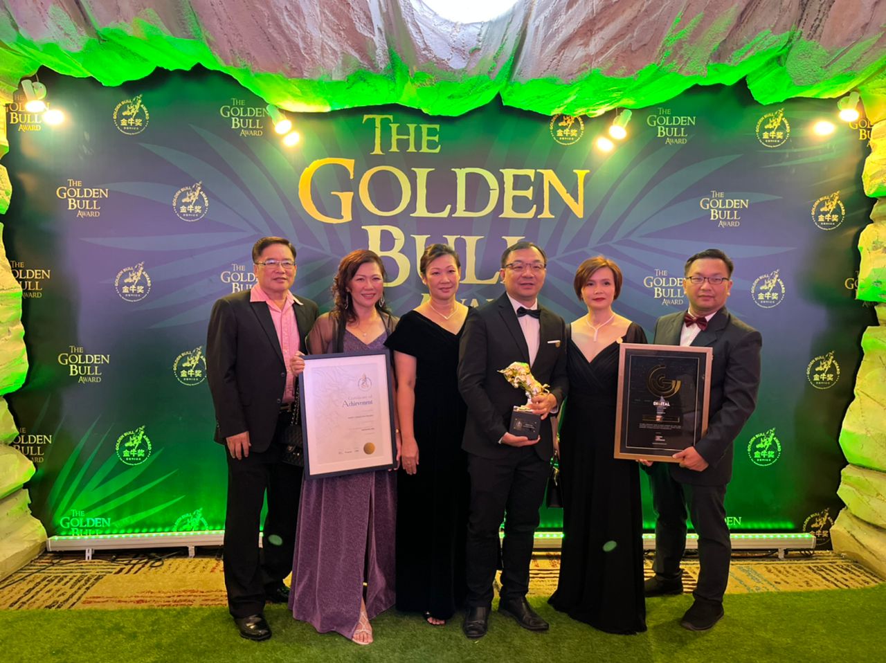Directors from onnet consulting receives golden bull awards in 2022.